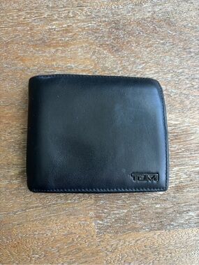 Tumi Delta Single Billfold Wallet Men's Black Leather Wallet With ID Holder